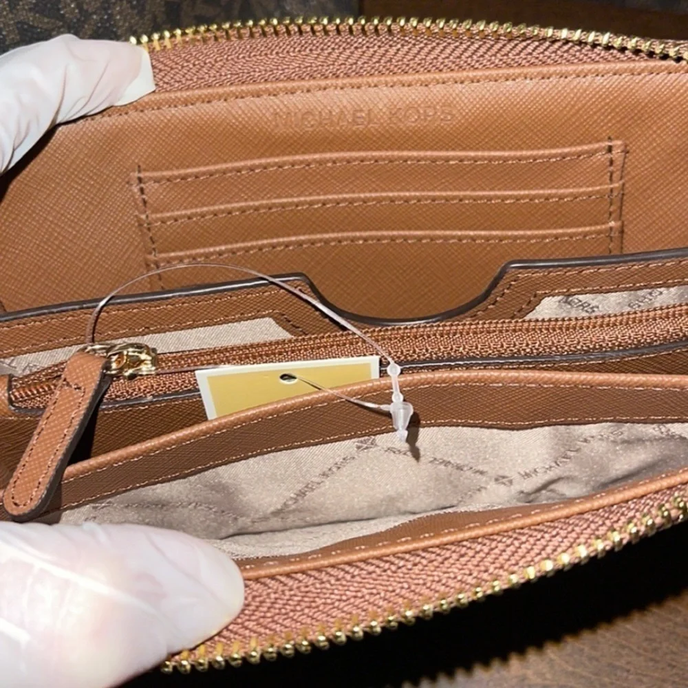 NWT Michael Kors Jet Set Charm Wallet